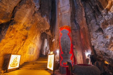 Vietnam 'da Da Nang' daki Mermer Dağlar 'ın içinde Budist tapınağı olan güzel kireçtaşı mağarası.