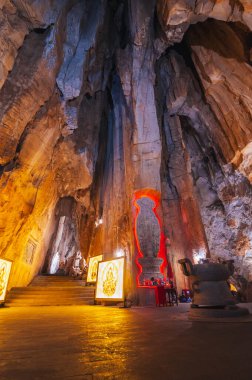 Vietnam, Vietnam 'daki Da Nang' daki Mermer Dağlar 'da Budist tapınağı olan Kireçtaşı' nın içi.