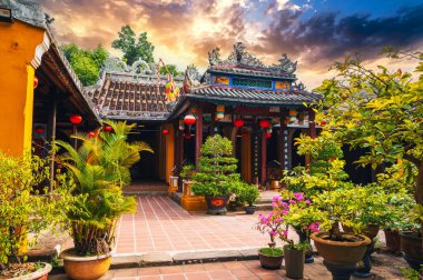 Yazın günbatımında, Vietnam 'ın Hoi An kentindeki eski pagoda üzerindeki güzel antik Asya Budist tapınağı.