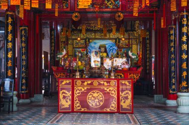 Asya 'nın Hoi An kentindeki Hoi Quan Phuoc Kien pagoda' daki antik bir Asya Budist tapınağının içinde. Hoi An, Vietnam - 12 Eylül 2024