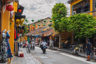 Vietnam 'ın Hoi An şehrindeki geleneksel sarı evleri olan sokaklar. Hoi An, Vietnam - 12 Eylül 2024