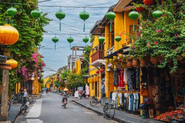 Hoi An şehrindeki eski bir caddede. Yazın geleneksel sarı evleri ve binaları olan bir şehir. Hoi An, Vietnam - 12 Eylül 2024