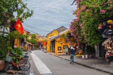 Vietnam 'ın Hoi An şehrindeki geleneksel sarı evleri olan sokaklar. Hoi An, Vietnam - 12 Eylül 2024