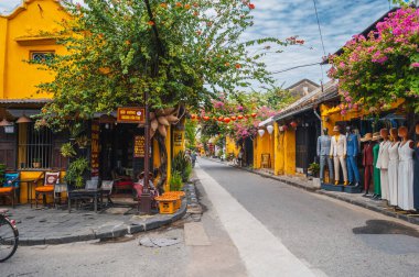 Hoi An şehrinin eski caddesinde, geleneksel sarı evleri ve binaları olan bir şehir. Hoi An, Vietnam - 12 Eylül 2024
