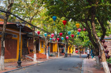 Tarihi evleri ve yeşil ağaçları olan eski Hoi An şehrindeki güzel antik Asya sokakları. Hoi An, Vietnam - 12 Eylül 2024