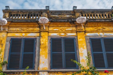 Asya 'da Hoi An' da eski bir kasabada eski bir Asya sarı evinin tarihi yüzü.