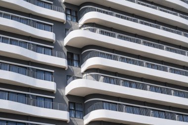 Balkonları olan modern bir otel gökdeleni cephesi