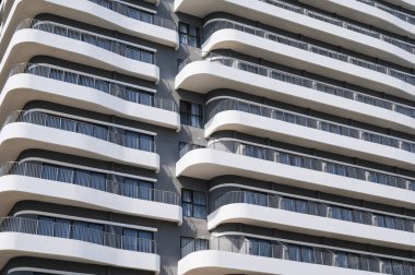 Geniş balkonlu modern bir apartmanın ön tasarımı.