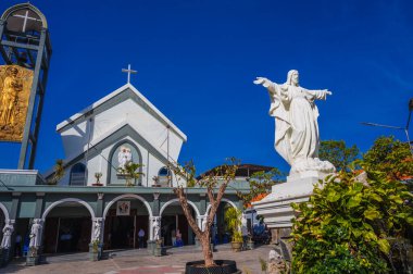 Vietnam 'da, Asya' da modern bir Katolik kilisesinin cephesi. Nha Trang, Vietnam - 8 Eylül 2024