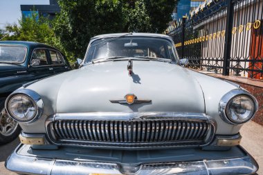 Özbekistan, Taşkent, 15 Temmuz 2024 - Sokaktaki bir müzede sergilenen mavi Klasik GAZ arabası, Volga.