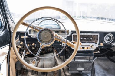 Özbekistan, Taşkent, 15 Temmuz 2024 - Klasik GAZ 21 Volga otomobilinin içinden yakın çekim.