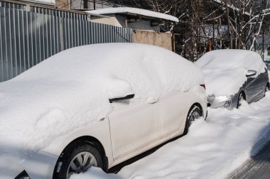 Araba kalın kar örtüsü altında fırtına üstüne fırtına.