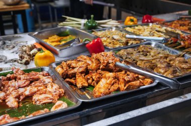 Sokak pazarı barbekü için geniş bir yelpazede taze et sunuyor.