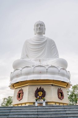 Vietnam 'daki Nha Trang, Vietnam' daki Budist Long Son Pagoda 'daki büyük beyaz Buda heykeli.