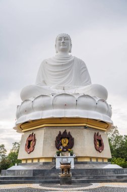 Vietnam 'daki Nha Trang' daki Long Son Pagoda 'daki büyük beyaz Buda heykeli.