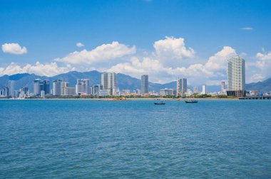 Nha Trang şehrinin kıyı şeridi. Deniz manzarası.