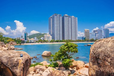 Nha Trang plajının ve adadaki gökdelenlerin göz kamaştırıcı manzarası. Resimli şehir manzarası. Nha Trang Asya 'da popüler bir turizm merkezidir..