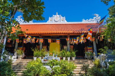 Nha Trang 'daki Tu Ton Pagoda manzarası. Denizin ortasındaki bir adadaki Budist tapınağı.