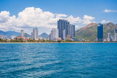 Vietnam 'daki Nha Trang manzarası, bulutlu bir gün. Nha Trang Asya 'da popüler bir turizm merkezidir..