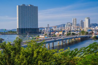Yazın Asya 'nın Nha Trang tatil köyündeki Cai Nehri ve Xom Bong Köprüsü' nün panoramik manzarası. Nha Trang, Vietnam - 8 Ağustos 2024