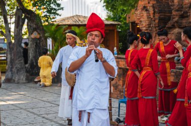 Vietnamlı erkek müzisyen Asya 'daki Nha Trang' daki Po Nagar Cham Kuleleri 'nde bir kutlamada pipo çalıyor. Nha Trang, Vietnam - 8 Ağustos 2024