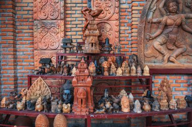 Vietnam 'daki Nha Trang' daki Po Nagar Cham Kuleleri 'ndeki Budist dini kil heykeller ve çömlekler.