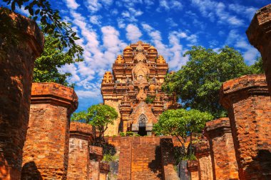 Vietnam 'da Nha Trang' daki antik Po Nagar Cham Kuleleri. Asya 'daki antik bir medeniyetin tarihi kalıntıları.