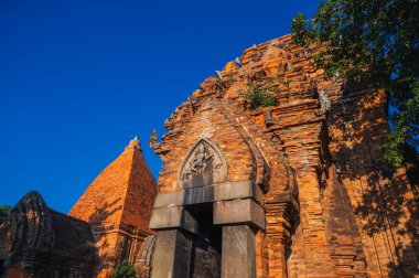 Vietnam 'daki Nha Trang' da Po Nagar Cham Kuleleri. Yazın Asya 'da bir Hindu tapınağının kalıntıları.