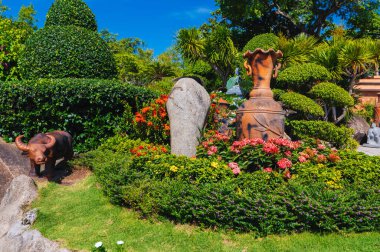 Asya 'da yaz aylarında Vietnam' da Pagoda dekoru olan bir bahçe.