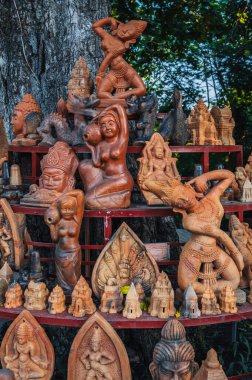 Vietnam 'ın Asya' daki Po Nagar Cham Kuleleri 'ndeki hediyelik eşya dükkanında geleneksel kil çömlek.