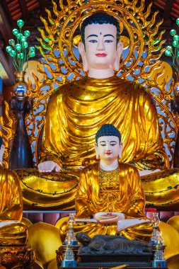Nha Trang 'daki Asya tapınağının içinde iki Budist altın Buda heykeli..
