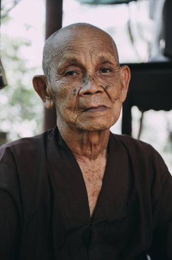 Asya 'da bir pagoda' da yaşlı bir Vietnamlı Budist keşişin portresi. Nha Trang, Vietnam - 08 Ağustos 2024