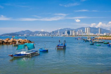 Renkli balıkçı tekneleriyle Nha Trangs kentsel manzarası.