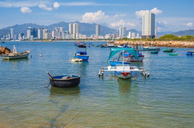 Vietnam 'ın Nha Trang şehrinin panoramik gündüz görüntüsü. Denizde balıkçı tekneleri.