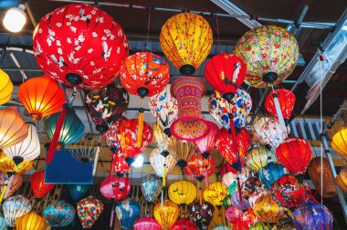 Vietnam 'da parıldayan ipek fenerler asan renkli Vietnamlılar eski kasaba Hoi' nin sokaklarında geceleri