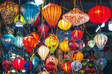 Vietnam 'da parıldayan ipek fenerler asan renkli Vietnamlılar eski kasaba Hoi' nin sokaklarında geceleri