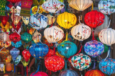 Vietnam 'da Vietnam' da renkli Vietnam ipeği fenerleriyle arka planda eski kasaba Hoi 'nin sokaklarında geceleri
