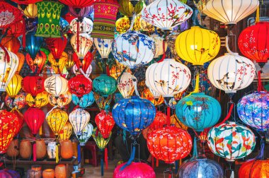 Vietnam 'da parlak ipek fenerler asan renkli Vietnamlı geçmişiyle Hoi' de bir şehir, Asya 'da gece pazarında.