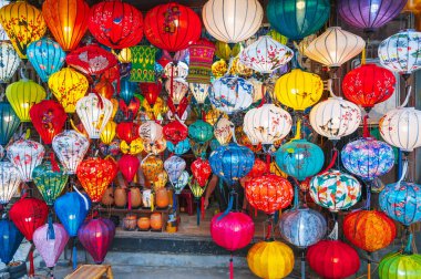 Vietnam 'da Vietnam' da parıldayan renkli ipek fenerler Hoi şehrinin eski kasabasında gece pazarında bir şehir.