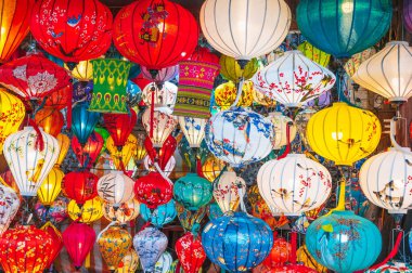 Vietnam 'da parlak ipek fenerler asan renkli Vietnamlı geçmişiyle Hoi' de bir şehir, Asya 'da gece pazarında.