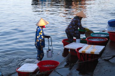 Vietnamlı kadınlar taze balık pazarındaki limanda