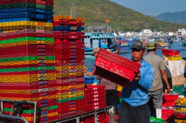 Asyalı balıkçılar avlarını Nha Trang 'daki balıkçı limanında boşaltıyorlar. Vietnam, Nha Trang - 8 Eylül 2024