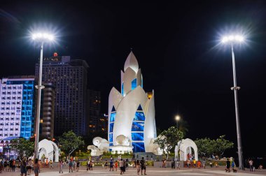 Turistik ilgi, geceleyin Asya 'daki merkez meydandaki Lotus Kulesi veya Thap Tram Huong Kulesi' nde görülür. Nha Trang, Vietnam - 2 Eylül 2024