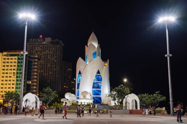 Nilüfer kulesi ya da Thap Tram Huong Kulesi, Asya 'da gece meydanında popüler bir turistik merkezdir. Nha Trang, Vietnam - 2 Eylül 2024
