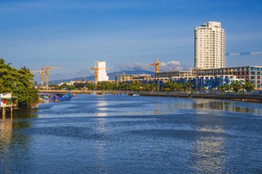 Nha Trang şehrinin kuzey bölgesindeki şehir manzarası, Vietnam.