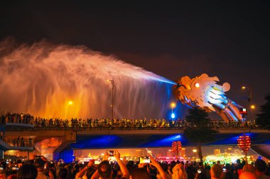 Vietnam 'daki Da Nang' daki Cau rong Ejderha Köprüsü 'nde yangın ve su gösterisi.