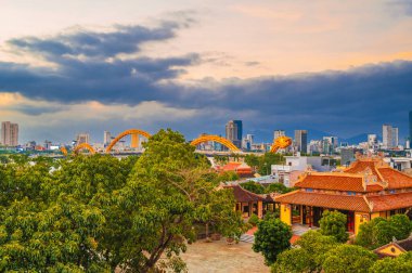 Da Nang şehrinin panorama 'sı ile Vietnam' daki ejderha köprüsü gün içinde