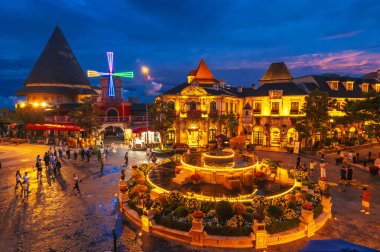 Akşamları Ba Na Hills Turizm Parkı 'ndaki Fransız köyündeki ortaçağ kasabasının merkez meydanı. Da Nang, Vietnam - 13 Eylül 2024
