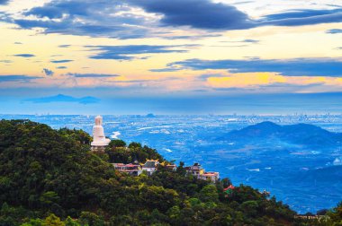 Da Nang şehri ve Vietnam 'daki Ba Na Hills' deki bir dağdan Buda heykeli.