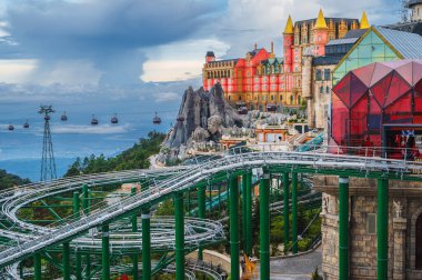 Vietnam 'da Da Nang' da şato ve eğlence ile Ba Na Hills Parkı 'ndaki dağdan panoramik manzara